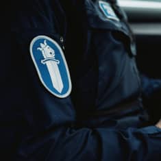 Poliisi käyttää tietokonetta poliisiautossa.