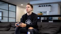 Erik "Eki" Tammenpää pelaamassa CS:GO-videopeliä.