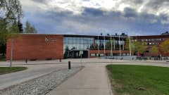 Iso tiilivuorattu rakennus, jonka seinällä isoin kirjaimin LUT University. 