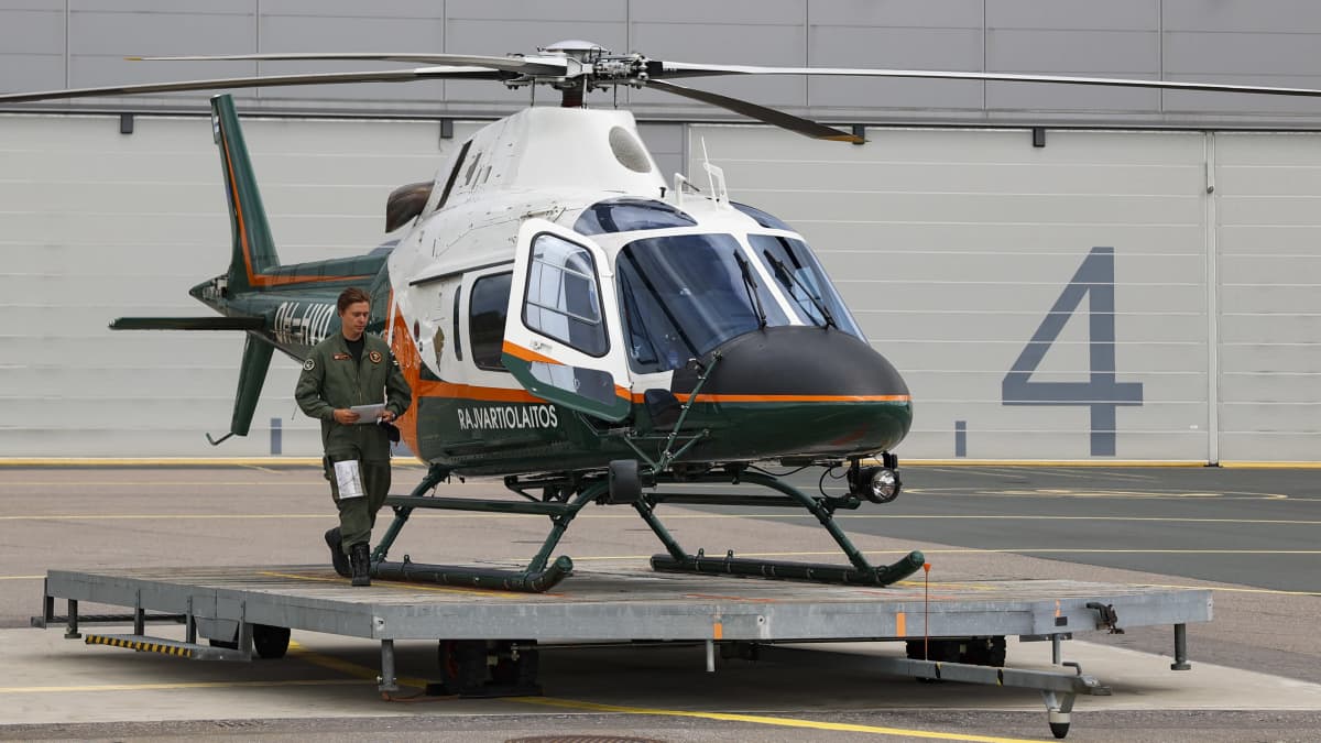 Rajavartiolaitoksen AgustaWestland AW119 -helikopteri kentällä siirtolavetin päällä. 