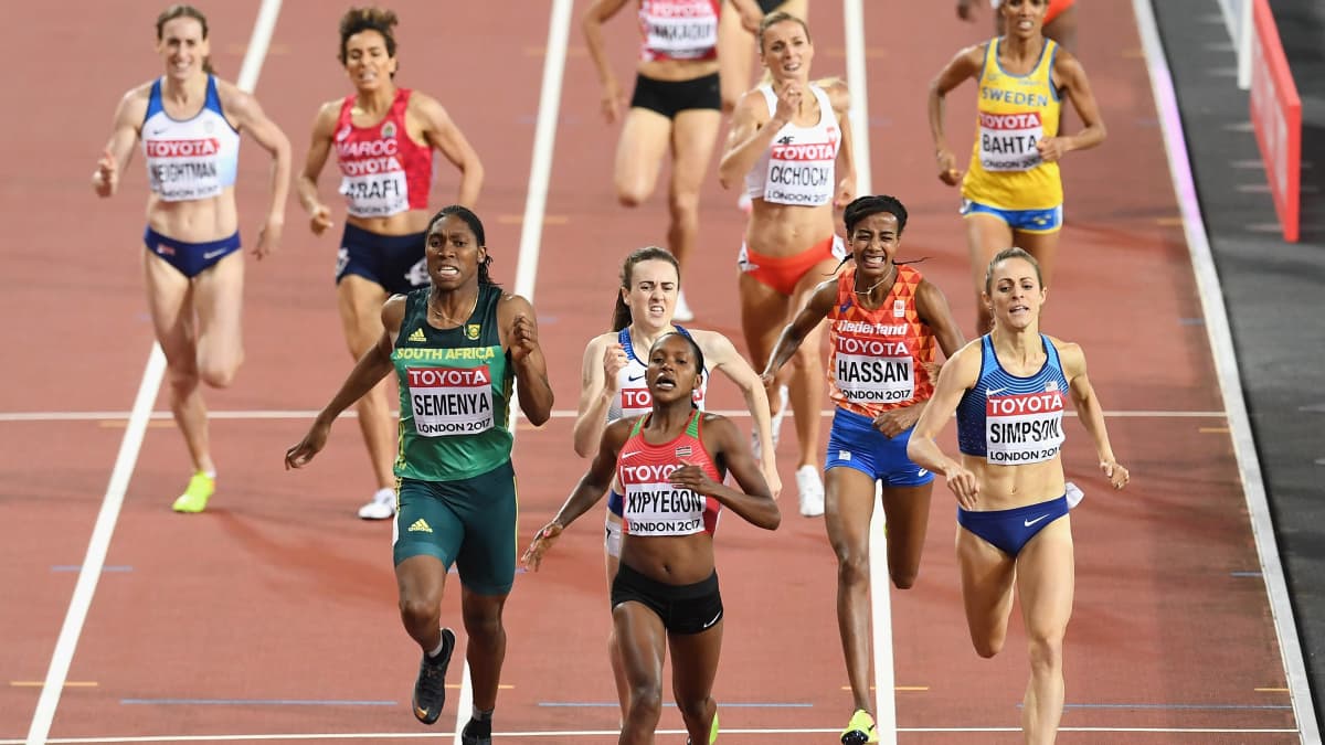 Faith Kipyegon kirii 1 500 metrin voittoon Lontoon MM-kisoissa 2017.