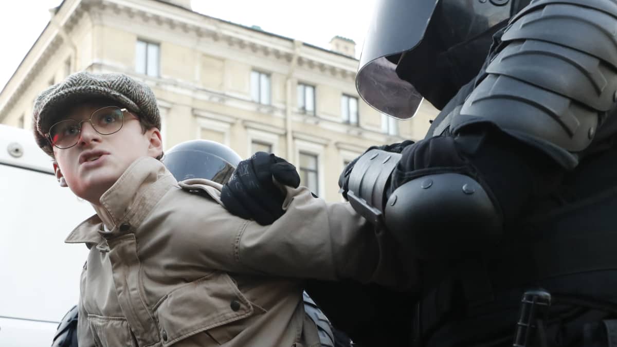 Poliisit pidättivät mielenosoittajan liikekannallepanon vastaisessa mielenosoituksessa Pietarissa lauantaina.