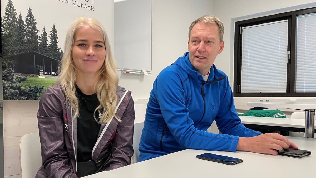 Kestävyysjuoksija Alisa Vainio ja valmentaja Jarmo Viskari istuvat tiedotustilaisuudessa.