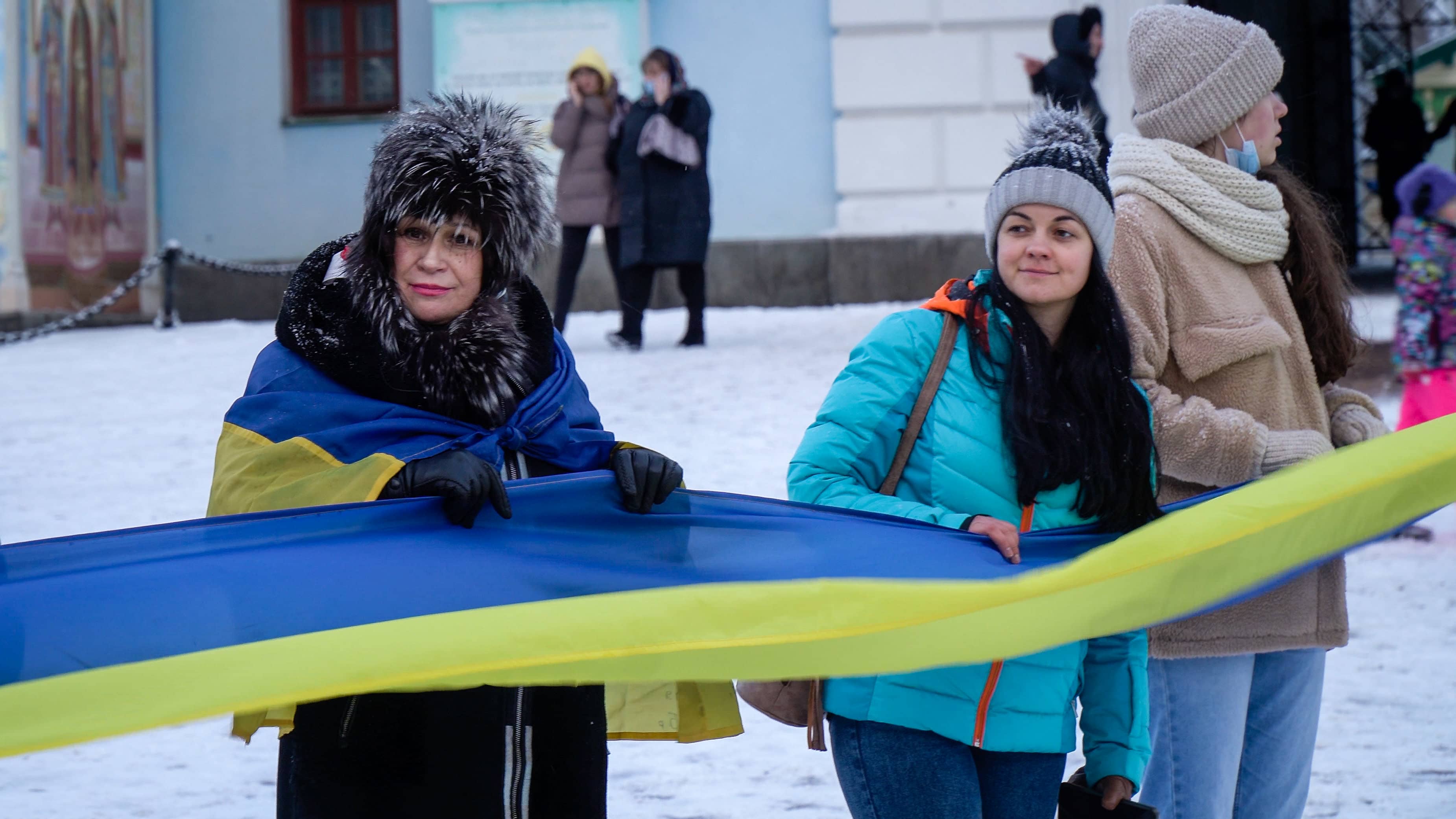 Ihmiset kantavat Ukrainan lippua Kiovassa