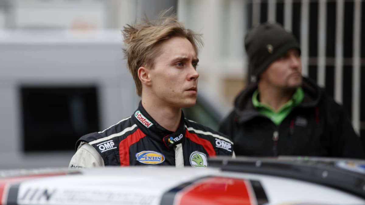 Emil Lindholm Jyväskylän MM-rallissa 2021 autonsa takana.