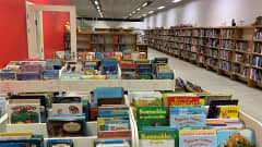 Lastenkirjoja kirjastossa.