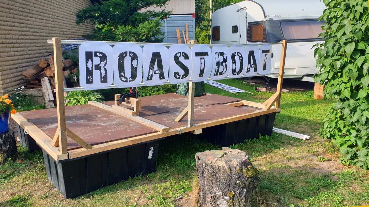 Viikonlopun kaljakellunassa tullaan näkemään myös Roastboat, jonka kyydissä roustaaja Antto Terras tulee muistuttamaan roskien pois viennistä komedia keinoin.