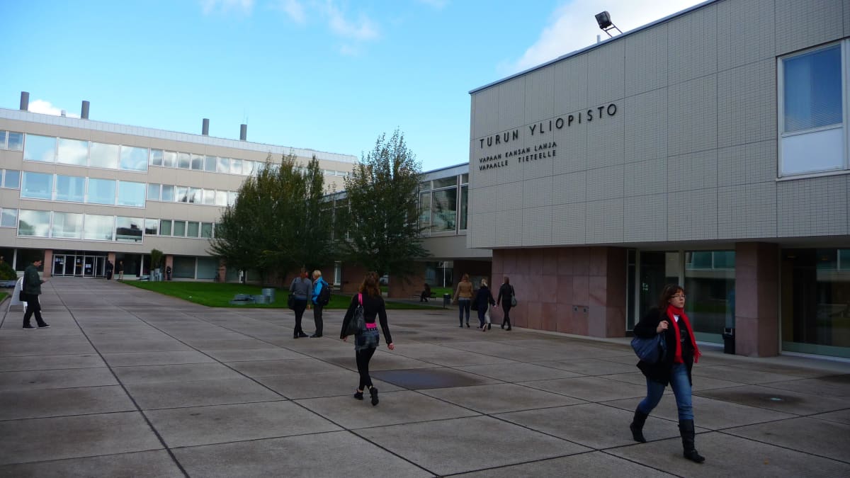 Opiskelijoita kävelee Turun yliopiston pihalla. 