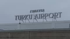 Turun lentokentän kyltti, jossa lukee Finavia Turku Airport.