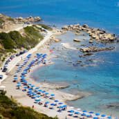 Bild av parasoll och vilstolar på en strand i Rhodos, Grekland