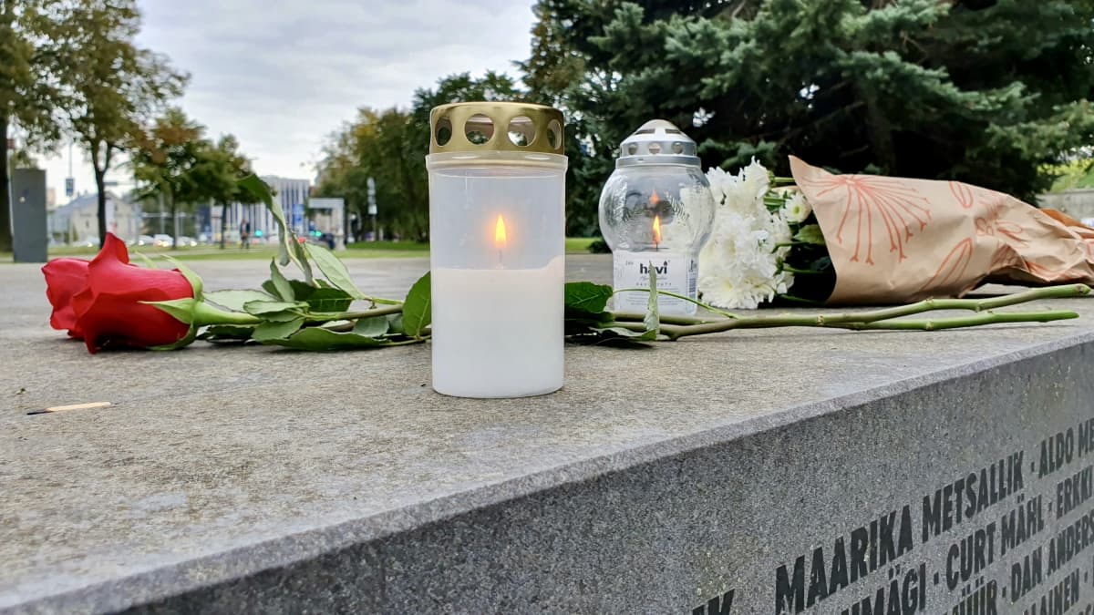 Ljus, blommor och hälsningar till offren i Estoniakatastrofen vid minnesmärket Bruten linje.