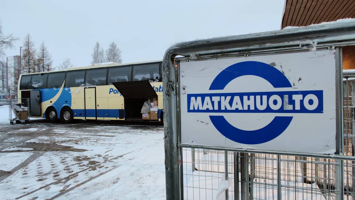 Matkahuollon rullakko ja bussi Oulussa