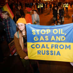 Mielenosoittajat kantavat Venäjän öljyn ja kaasun vastaista kylttiä. Stop gas and coal from Russia. 
