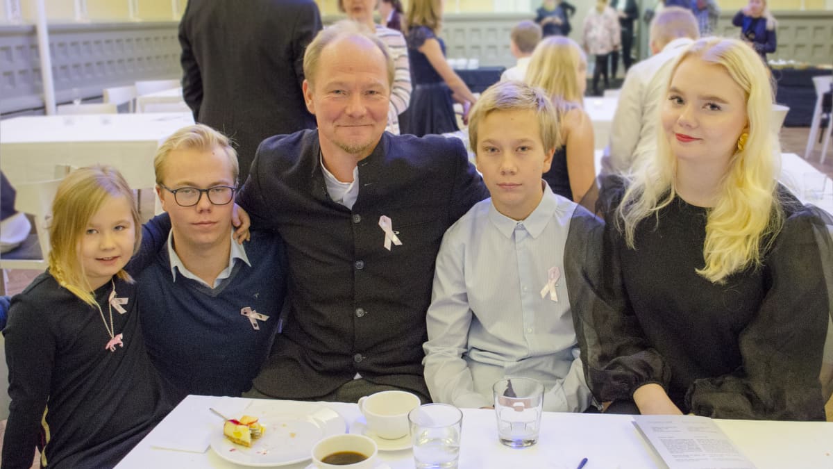 Vuoden Isä Jukka Lagerblom perheineen.