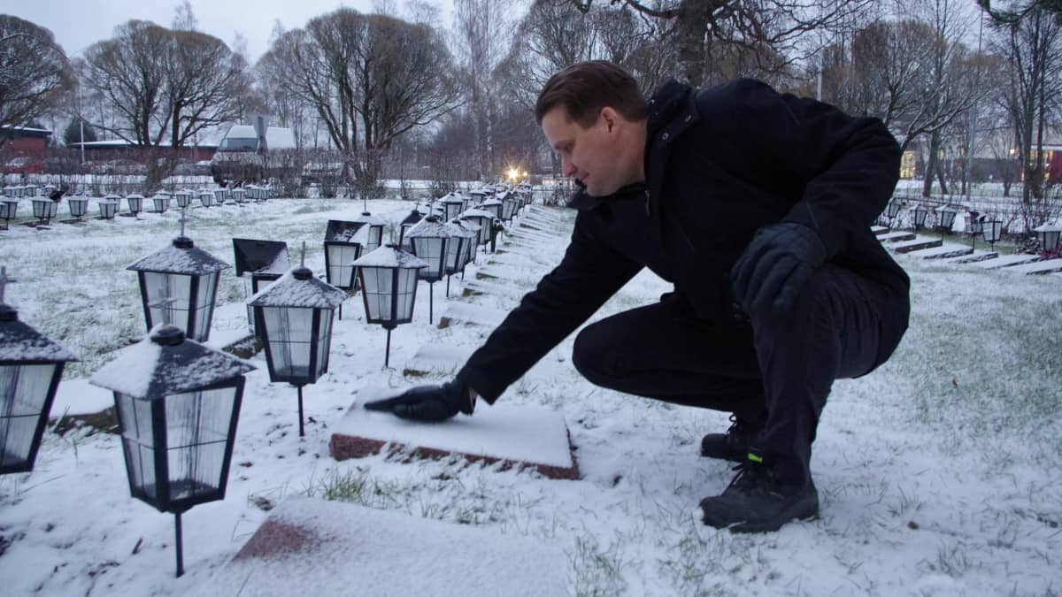 Kauhavan kiviveistämön yrittäjä Antti Mäki aloitti sankarihautojen kivien kunnostamisen oman isoisänsä haudalta. 