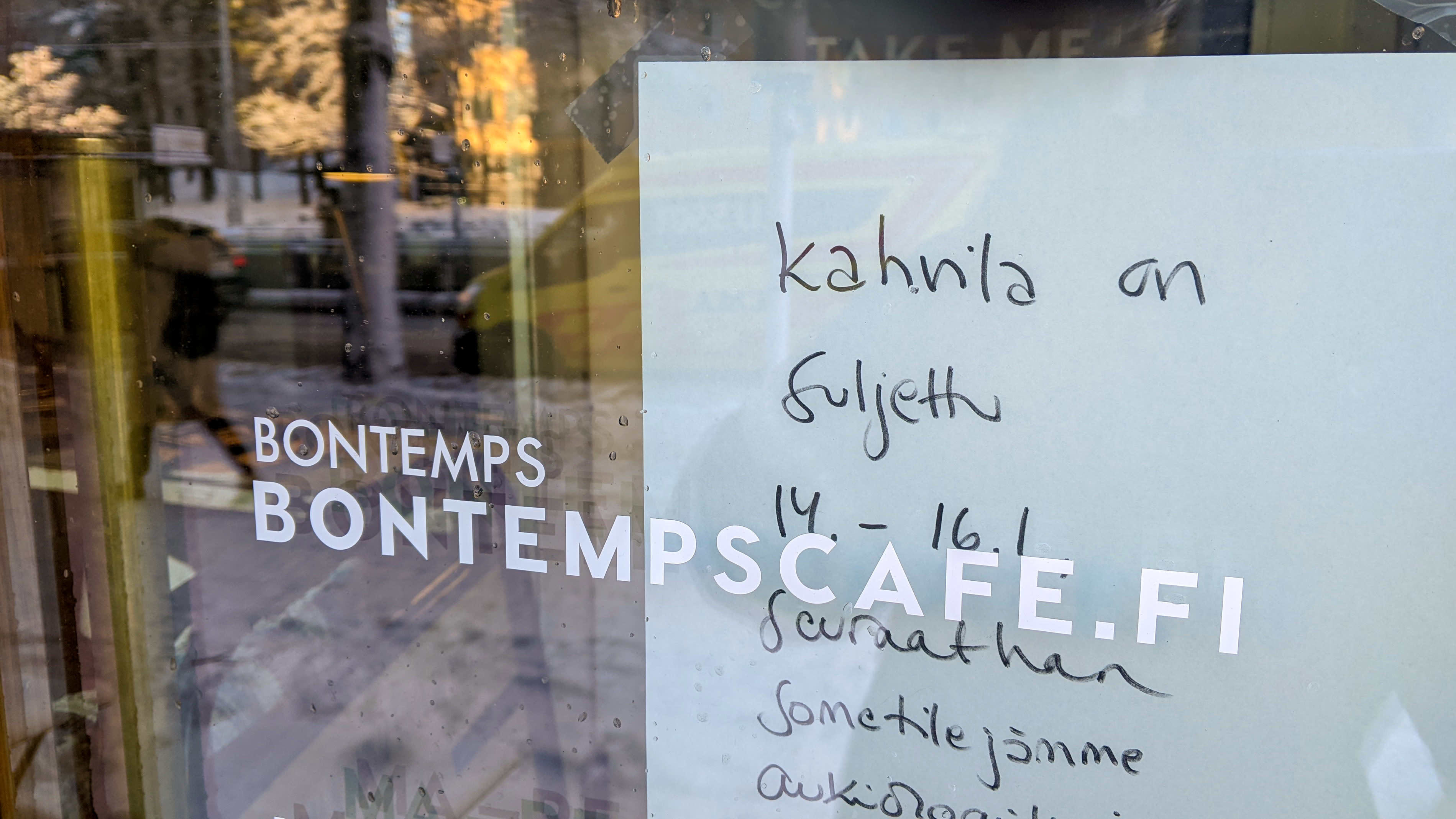Bon Temps Cafen ovella on lappu: Kahvila on suljettu