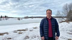 Pellon kunnan tekninen johtaja Esa Kassinen seisoo Mätässaaren edustalla talvisessa maisemassa.