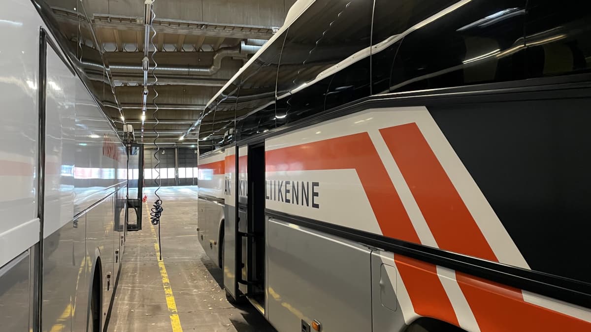 Jyväskylän Liikenteen busseja hallissa.