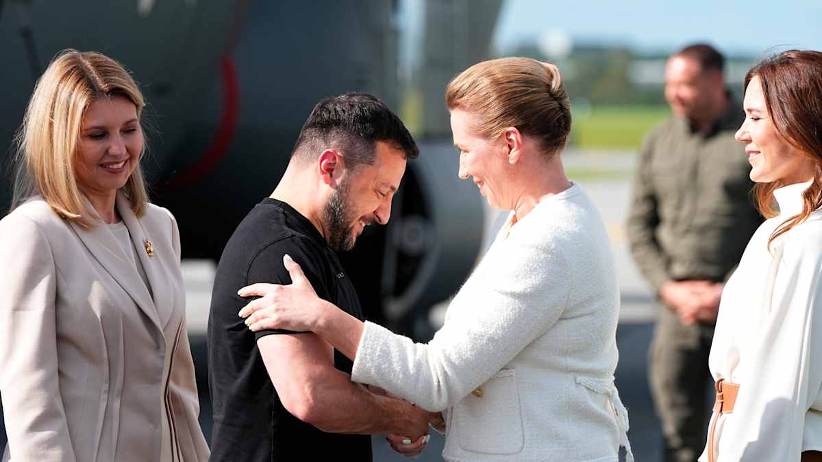 Ukrainan presidentti Volodymyr Zelenskyi kättelee Tanskan pääministeriä, Mette Fredrikseniä sunnuntaina Skrydstrupin lentotukikohdassa.