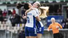 Ria Karjalainen och Veera Hellman firar mål.