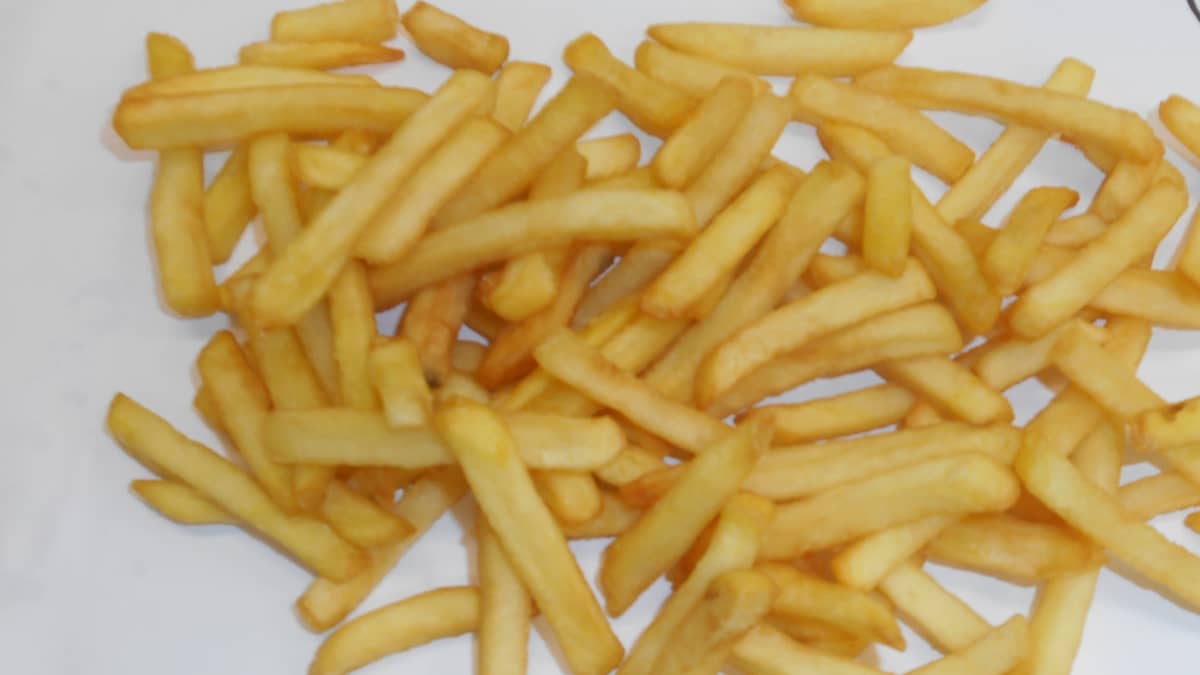 kullankeltaisia ranskalaisia perunoita valkoisella taustalla