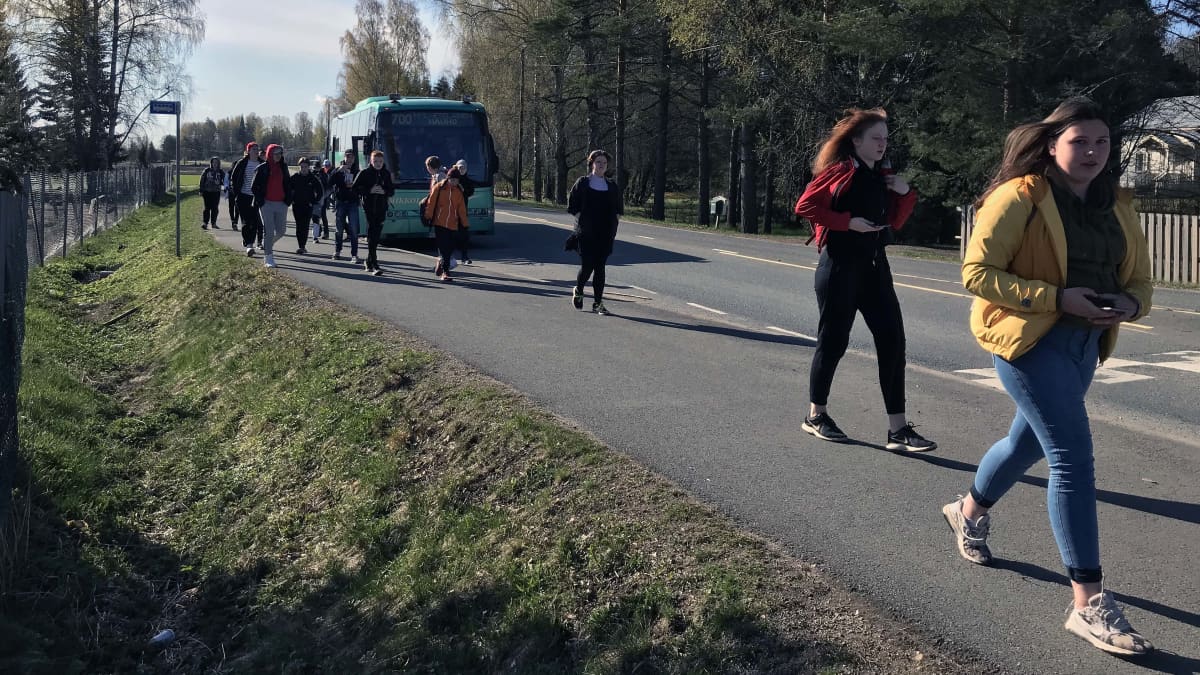 Hauhon yhtenäiskoulun oppilaat palaavat kouluun koulukyydillä