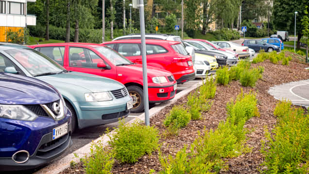 Autoja parkkipaikalla