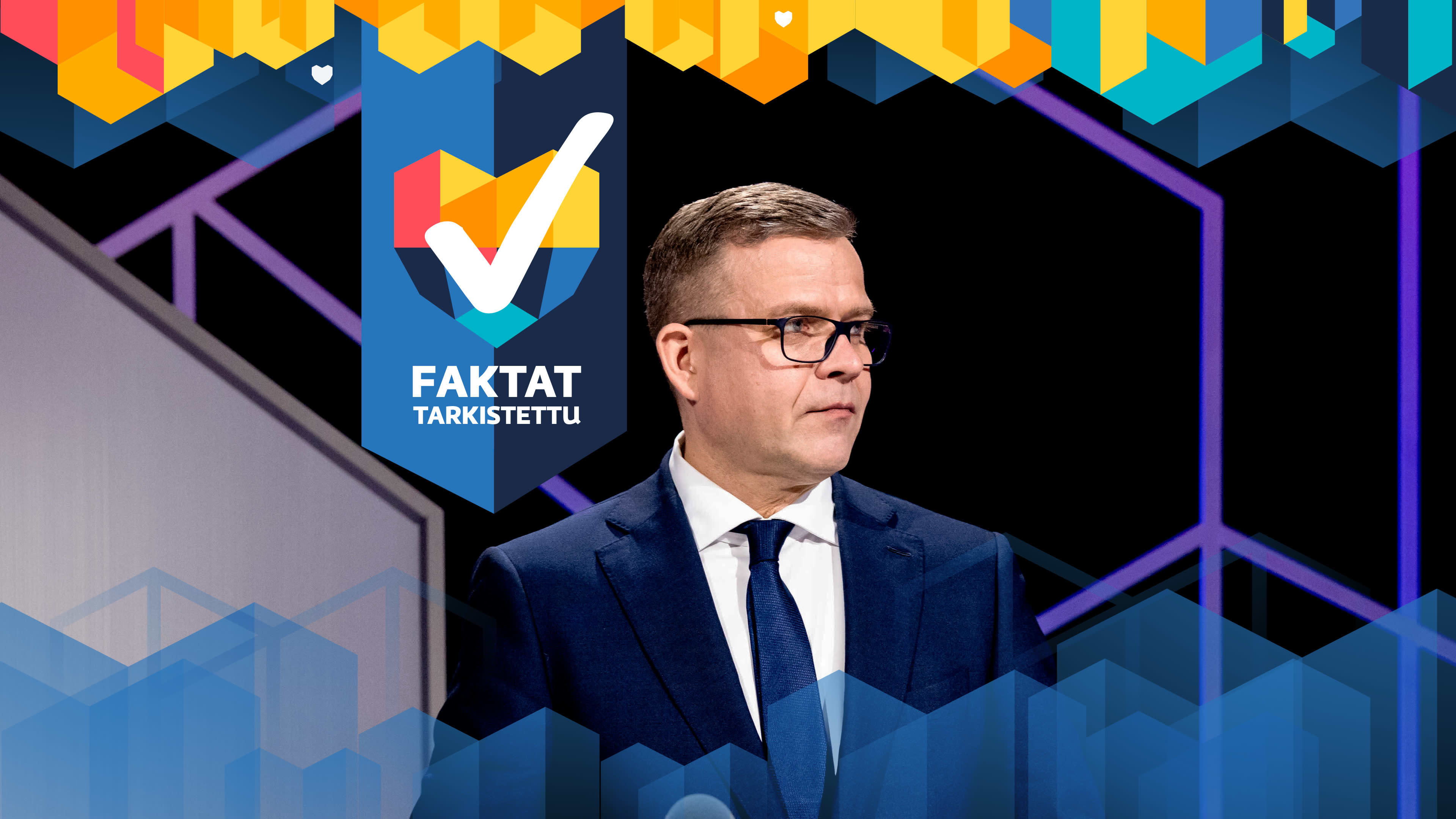 Petteri Orpo seuraa puheenvuoroa puolueiden puheenjohtajien vaalitentissä