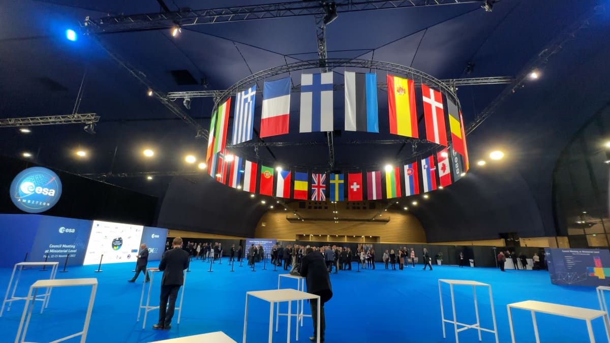 Euroopan avaruusjärjestön jäsenmaiden liput ministerikokouksen katossa.