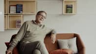 Ylen tilaaja Ari Ylä-Anttila istuu sohvalla.
