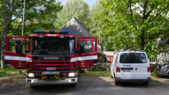 Paloauto ja poliisiauto Nuijamaan kirkon edustalla.