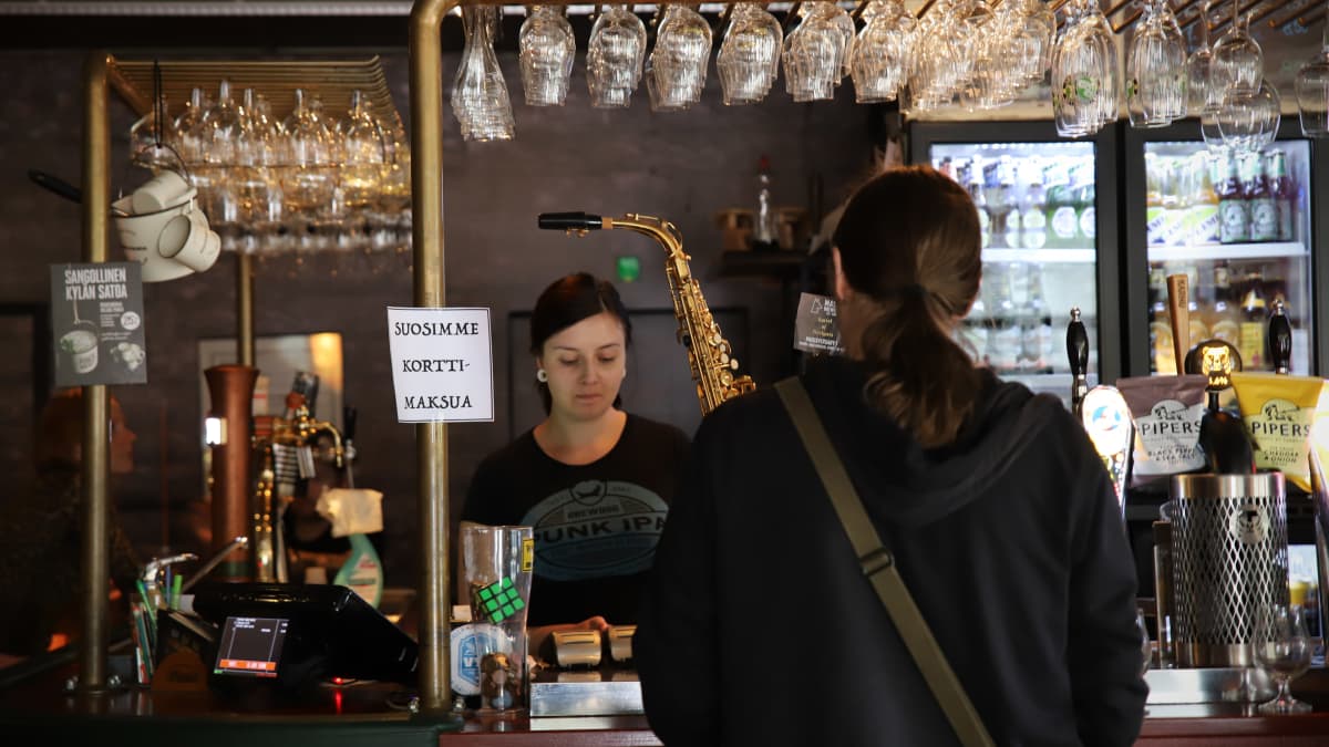Baarimikko Henna Vartiainen palvelee asiakasta joensuulaisessa 60's Palaver -olutravintolassa.