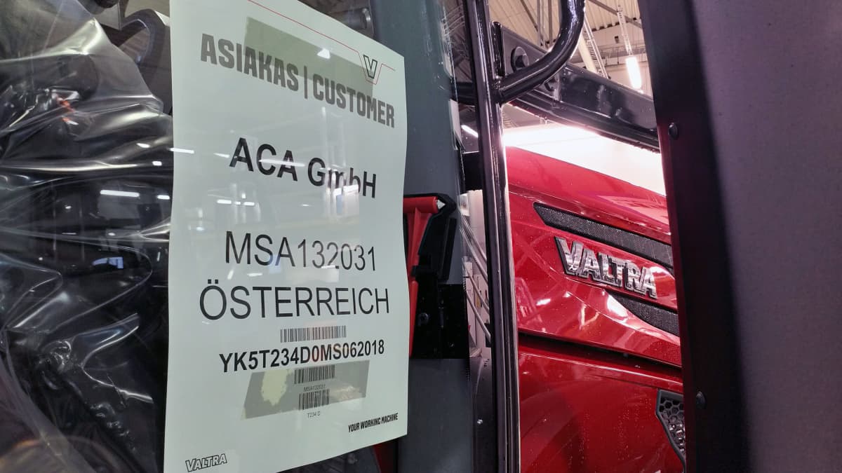 Asiakkkaan yksilöivä tunnus valmistuvan traktorin ovessa. Tämä traktori on tilattu Itävaltaan.