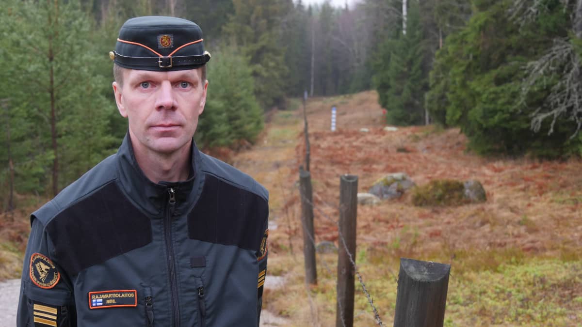 Ville Mihl, kapteeni, tutkinnanjohtaja Kaakkois-Suomen rajavartiosto seisoo rajalla.
