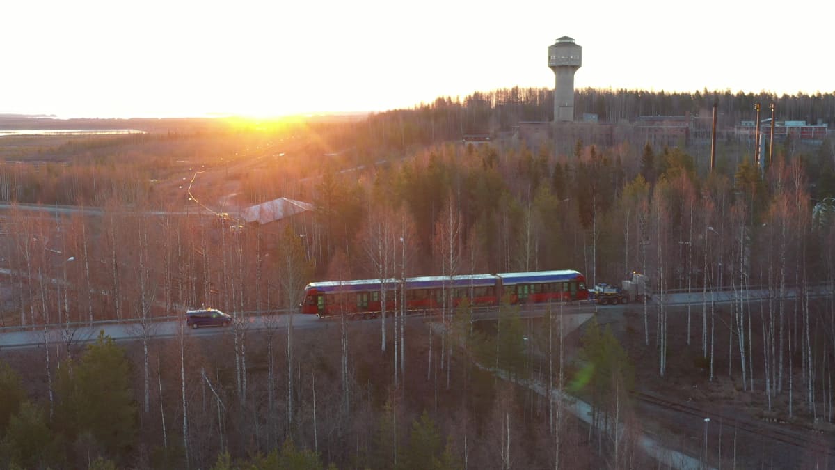 Raitiovaunu lavetilla, matkalla kohti Tamperetta Otanmäellä.