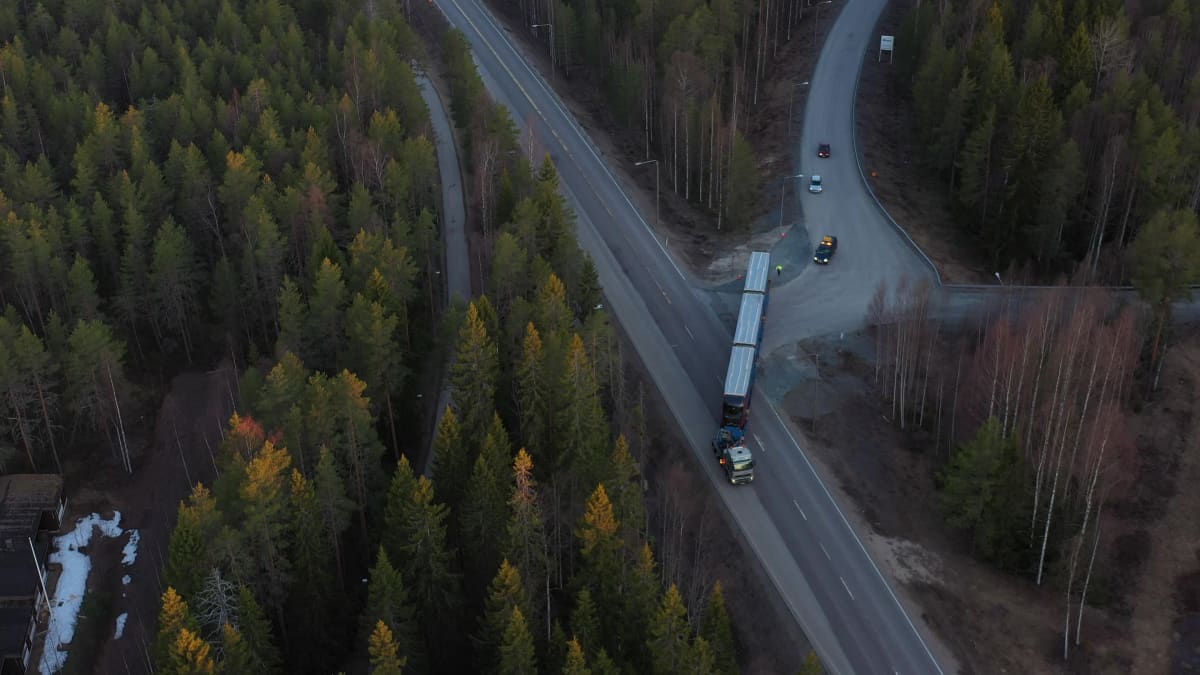 Raitiovaunu lavetilla, matkalla kohti Tamperetta Otanmäellä.