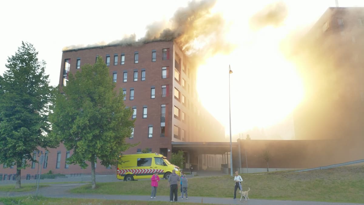 Jyväskylän Palokkaassa palaa kattohuoneisto. 
