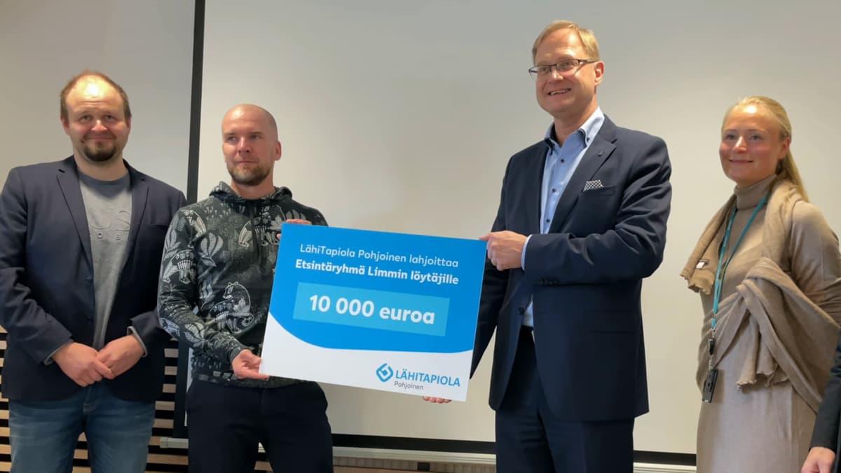 Toimitusjohtaja Veli Rajakangas luovuttaa 10 000 euron lahjakortin Limmin löytäjille