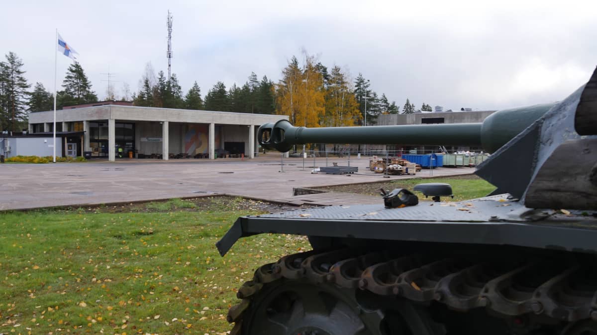 Vekaranjärven varuskunnan keskusaukio. Kuvan etualalla panssarivaunu ja taustalla sotilaskoti.