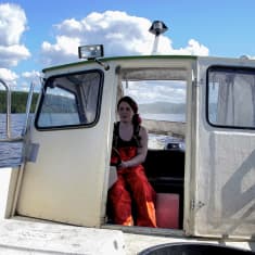 Johanna Halonen ajaa venettä