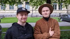 vasemmalla Mika Kuusisto ja oikealla Juho Karvinen ovat tulleet Tampereelta saakka Ilja Repinin näyttelyyn Helsignin Ateneumiin