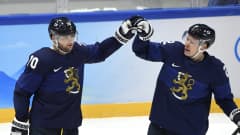 Teemu Hartikainen och Ville Pokka firar Finlands 4-1-mål i OS-kvartsfinalsegern över Schweiz.