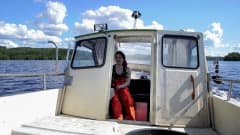 Johanna Halonen ajaa venettä