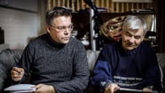 Toimittaja Risto Pyykkö puhumassav petovahingoista Käsivarren poronomistajan Johan Aslak Labban kanssa.