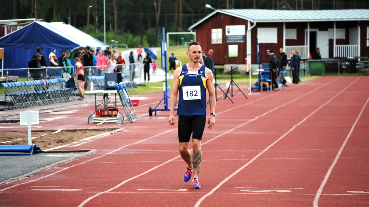 Joinathan Åstrand promenerar över mållinjen.