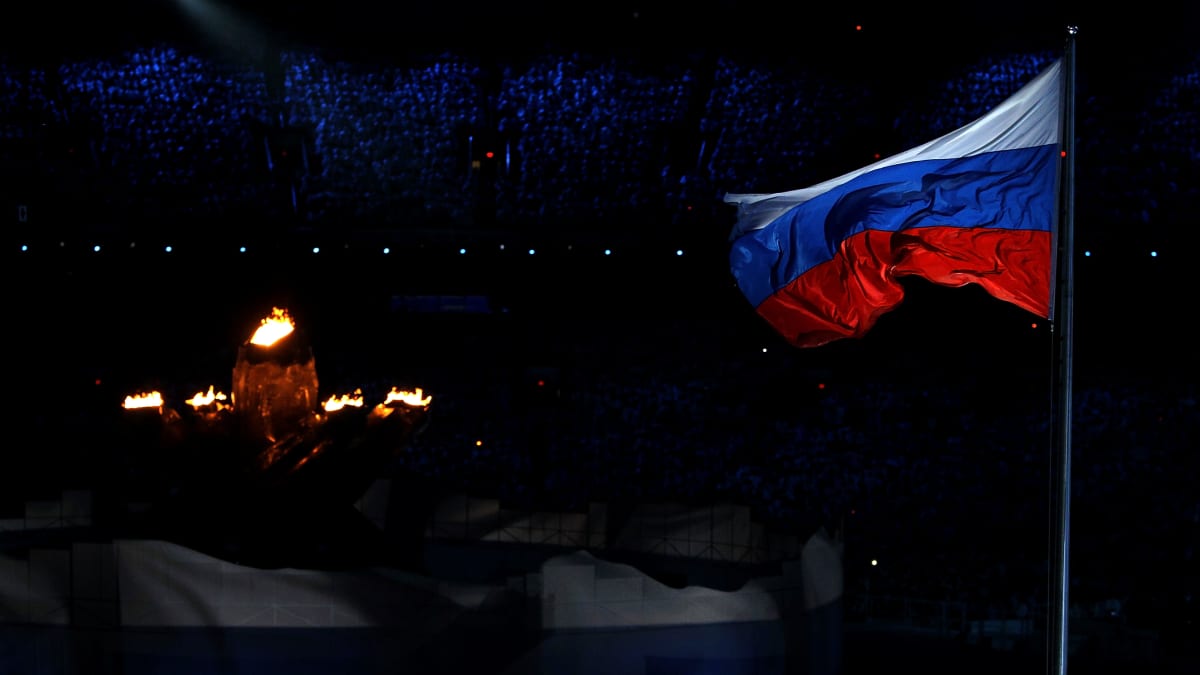 Venäjän lippu ja olympiatuli.