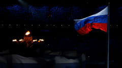 Venäjän lippu ja olympiatuli.