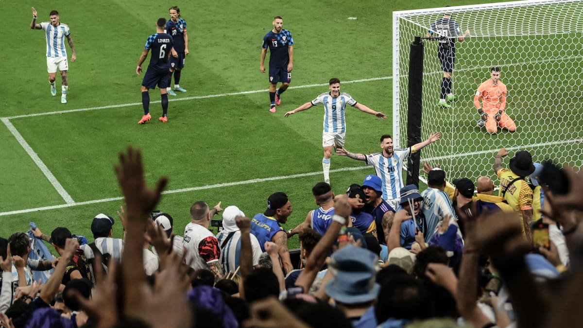 Lionel Messi tuulettaa Argentiinan kolmatta välierämaalia.