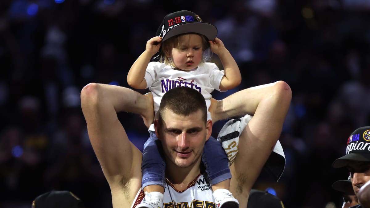 Nikola Jokic tytär olkapäillään NBA-mestaruuden jälkeen.