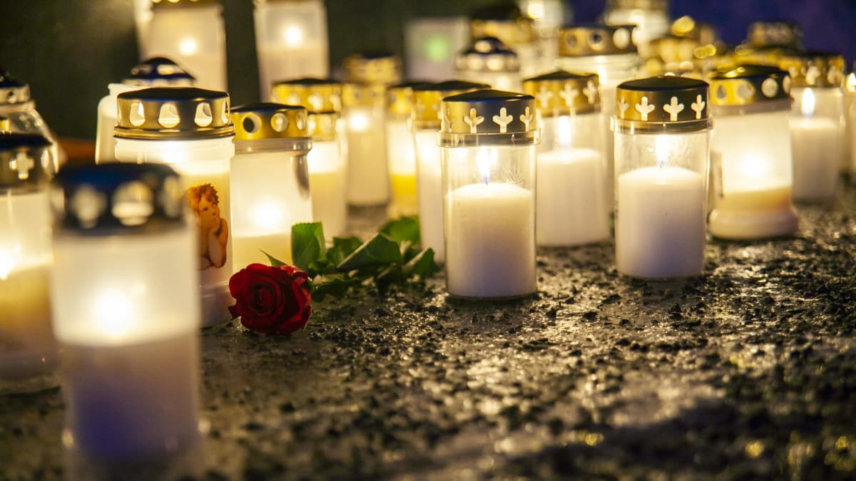 Kuopiossa kynttilät tuotiin kaupungin keskustassa olevan Sankaripuiston Haavoittunut sotilas -patsaan luokse.